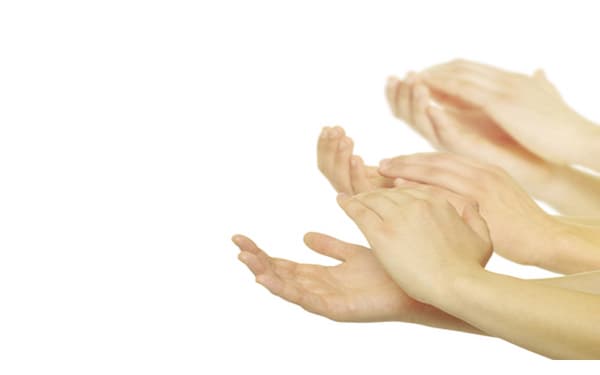 例のように拍手をしてみましょう！どちらの手が上にありますか？