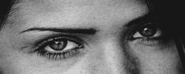 写真の中の主人公の感情は？