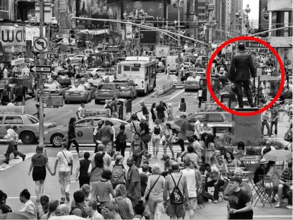 写真の中の銅像に塗ってみたい色は？