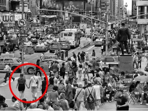 写真の中のカップルの服に塗ってみたい色は？