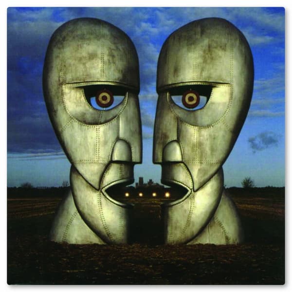 彫像がどちらの方向を見ていますか？