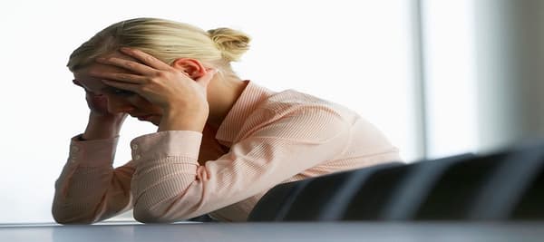 悩んでいる友達！何のせいで？