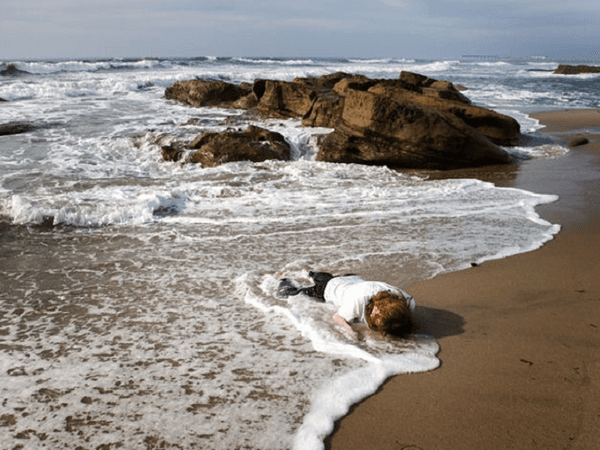 飛行機が墜落した！気が付いたあなたが最初に行う行動は？