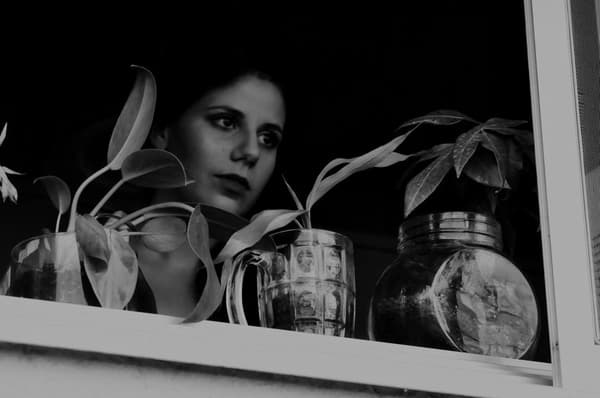 문틈으로 방안을 몰래 본 당신은 공포에 떨고 있다. 무엇을 보게된 것일까?