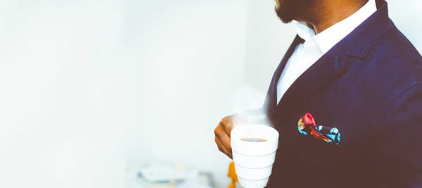 어떤 남성이 한 파티에 참석하게 되었습니다.  만약에 당신이 그 남성을 위해 넥타이를 선물하려고 한다면 어떤 무늬 넥타이를 선택하겠습니까?