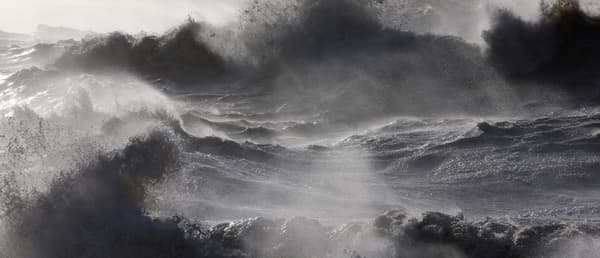 물의 신 ‘하백’에게 바쳐지는 운명의 날. 나는 바다 한가운데에 서고, 곧 집어 삼킬 듯 닥쳐온 폭풍우에 몸을 맡긴다.