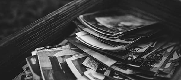 책상 서랍에서 우연히 발견한 오래된 사진, 어떤 사진인가요?