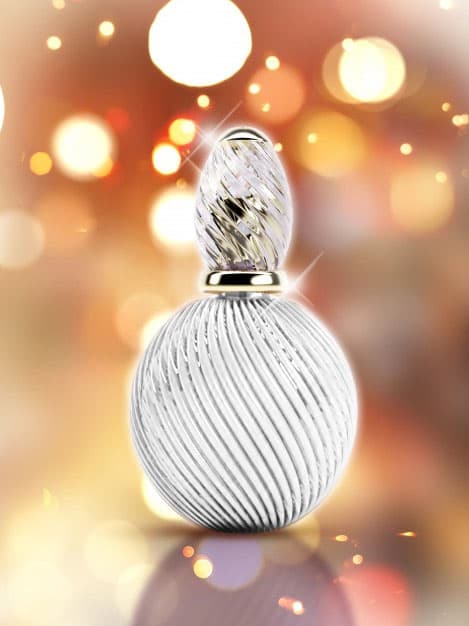 눈앞에 놓인 향수병, 과연 어떤 색일까?