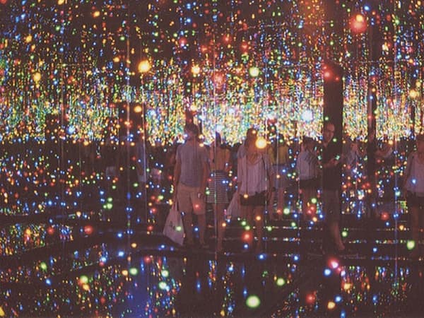 사진 속에서 가장 눈에 띄는 색은?